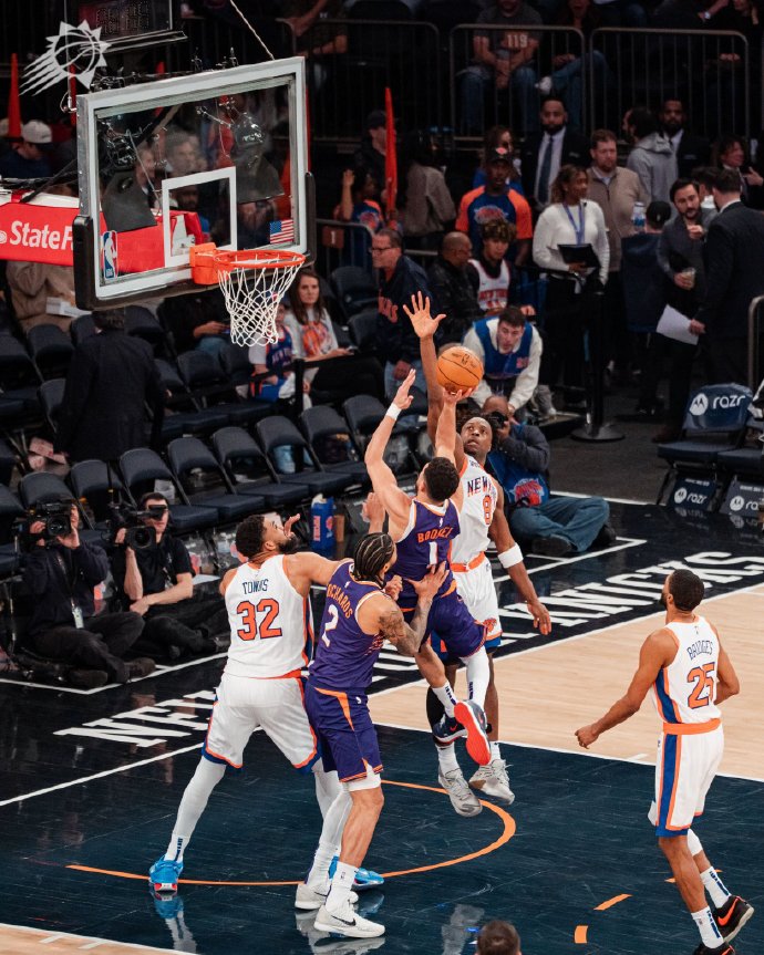 关于立陶宛男篮鏖战湖人B队，布克高光表现的信息