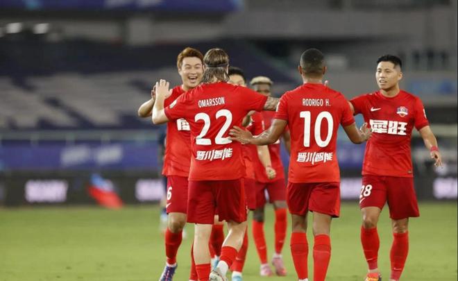 比赛中出现激烈逆转,球队庆祝惊险胜利 比赛中出现激烈逆转,球队庆祝惊险胜利