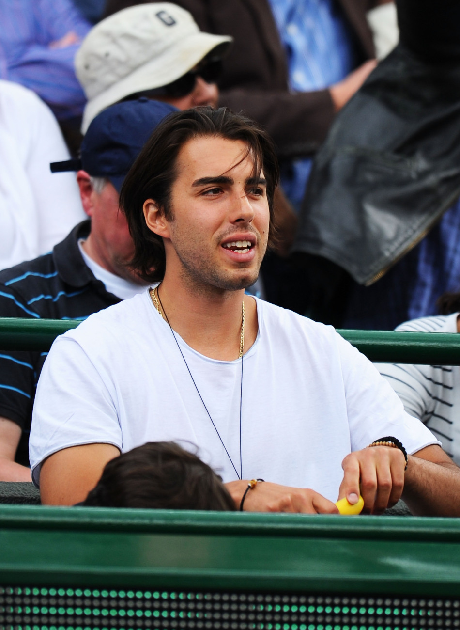 关于施图加特队展现出色实力，轻取对手晋级的信息