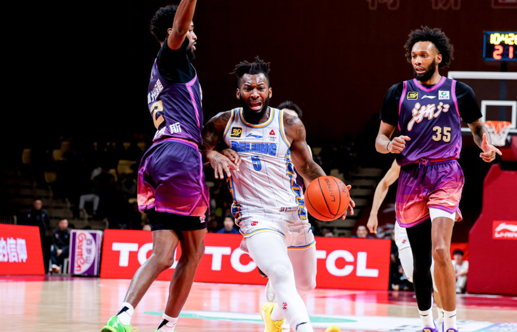 激烈对决掀开新一轮角逐，赛场上火花四溅的简单介绍