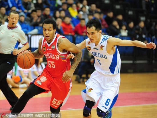 关于雄鹿球队转入外援引争议，球迷意见分歧的信息