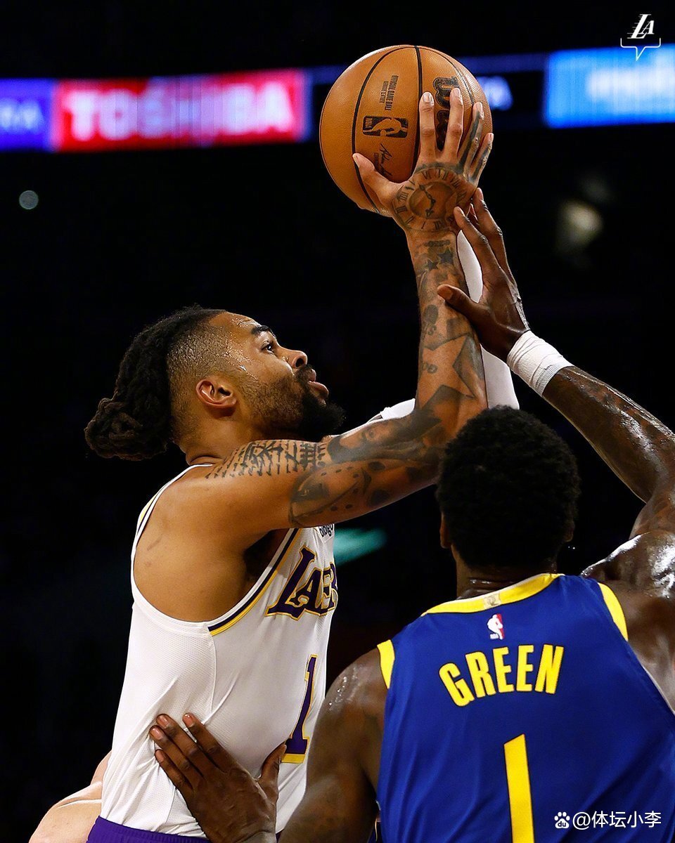 开云体育入口-梅赛德斯横扫红牛二队，拉塞尔点燃赛场的简单介绍