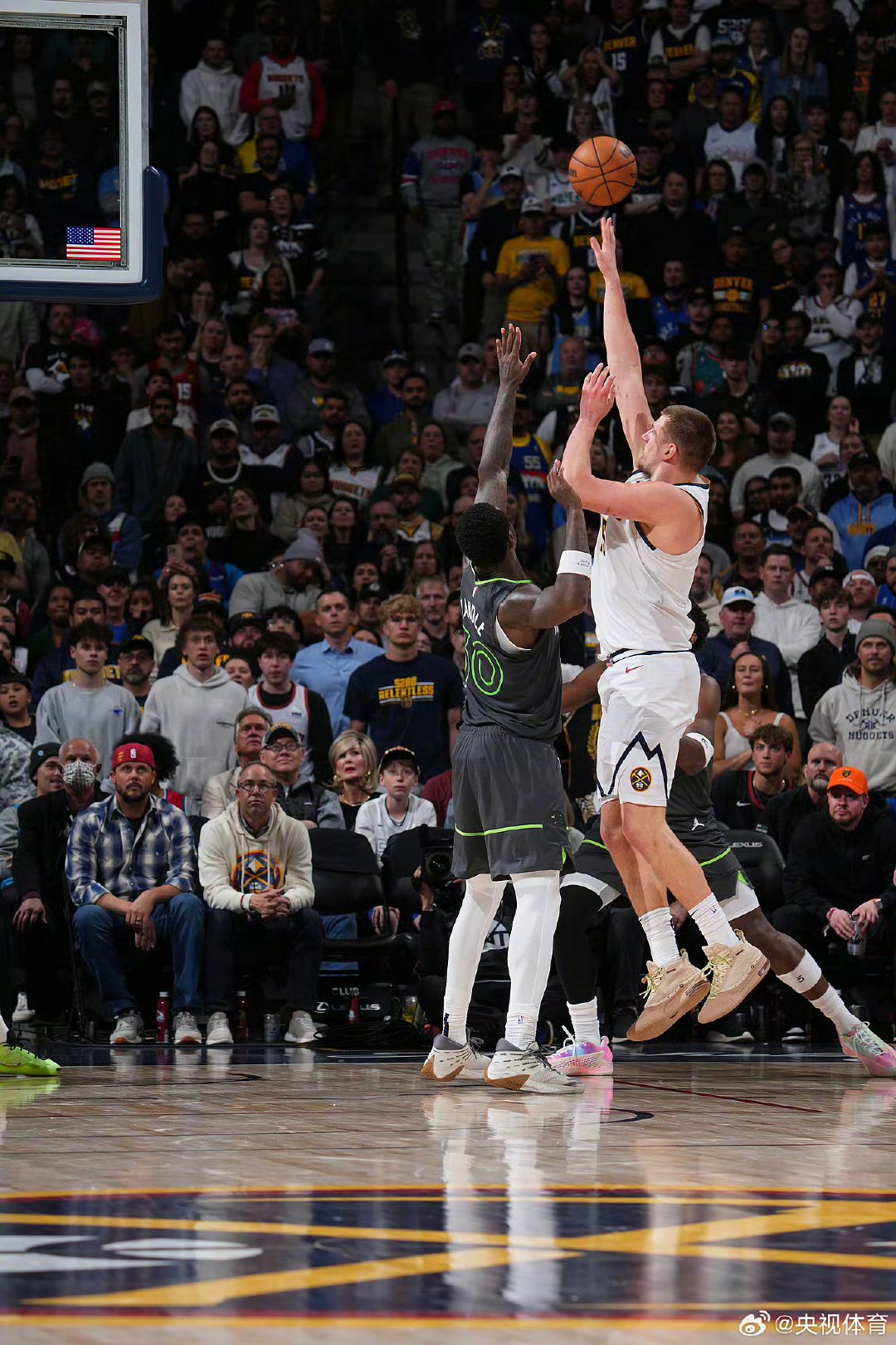 掘金碾压公牛，约基奇点燃赛场