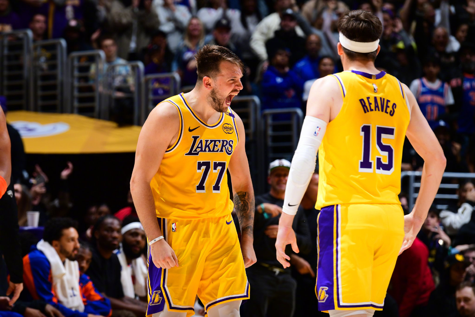 包含太阳险胜尼克斯，霍勒迪统治全场的词条